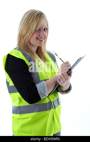 I giovani di 20 anni donna bionda sorridente indossando alta vis vest scrivere appunti su appunti il contatto visivo Foto Stock