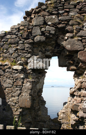 Guardando alle Ebridi Esterne dalle rovine del castello di Duntulm,la penisola di Trotternish, l'Isola di Skye, Scozia occidentale Foto Stock