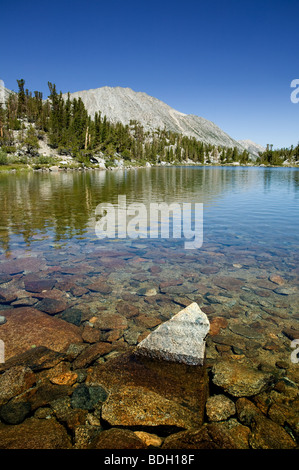 Incontaminato lago di montagna Foto Stock