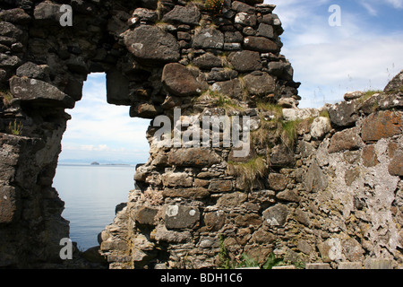 Guardando alle Ebridi Esterne dalle rovine del castello di Duntulm, la penisola di Trotternish, l'Isola di Skye in Scozia Foto Stock