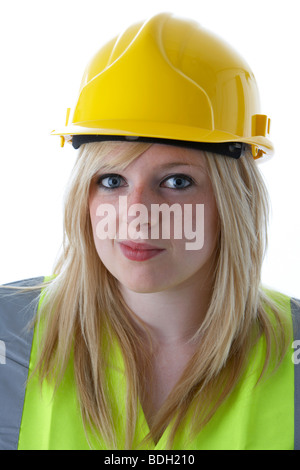 I giovani di 20 anni donna bionda indossare casco giallo e alta vis vest con il contatto visivo Foto Stock