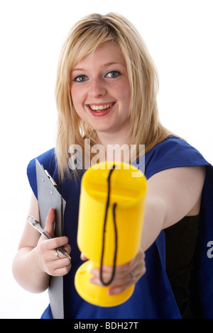 I giovani di 20 anni donna bionda che indossa un tabard blu di una carità lavoratore tenendo fuori una carità cassetta di raccolta sorridente Foto Stock