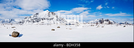 Justadtind picco di montagna sorge in distanza in inverno, vicino a Stamsund, Vestvågøy, Isole Lofoten in Norvegia Foto Stock