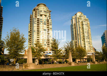 Condominio di Vancouver torri con lo Skytrain in primo piano. Vancouver BC, Canada Foto Stock