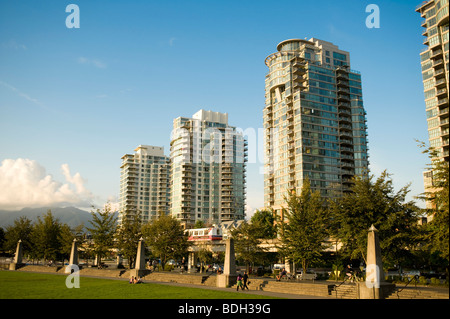 Condominio di Vancouver torri con lo Skytrain in primo piano. Vancouver BC, Canada Foto Stock