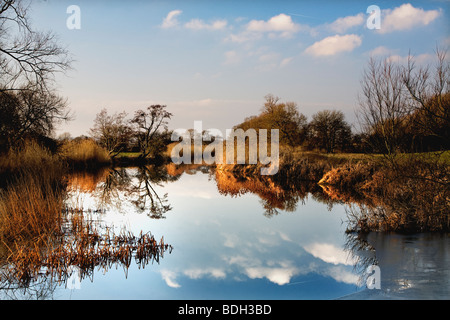 Il fiume Stour al mulino di taglio vicino a Sturminster Newton nel Dorset. Foto Stock