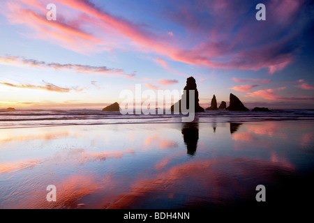 La bassa marea e del tramonto riflesso a Samuel H. Boardman membro Scenic corridoio. Oregon Foto Stock