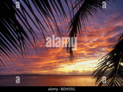 Tramonto dalle isole del Pacifico Club resort con isola Tinian nella distanza; Saipan, Marianne Settentrionali Isole, Micronesia. Foto Stock