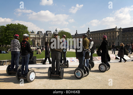 Segway turisti i Jardins des Tuileries Garden Parigi Francia Foto Stock