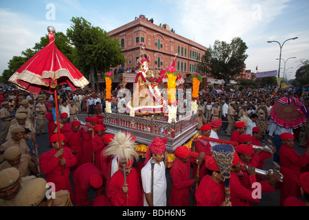 Jaipur, Rajasthan,l'India - marzo 29 : le persone e gli elefanti della città si celebra il festival di gangaur uno dei più importanti dell'anno 29 marzo 2009 a Jaipur rajasthan,l'india Foto Stock