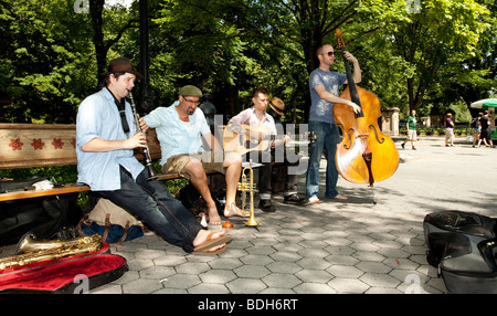 Tin Pan Jazz Band di eseguire nel Central Park di New York City, Stati Uniti d'America Foto Stock