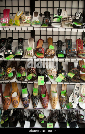 Le scarpe per la vendita in Bangladesh Foto Stock