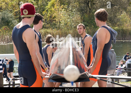 I membri di uomini della squadra a Hobart College portano le loro 8 uomo guscio verso l'acqua a Hobart equipaggio regata. Foto Stock