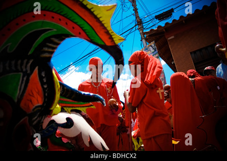 Giovani uomini vestiti in costumi rosso celebrare una festa Foto Stock