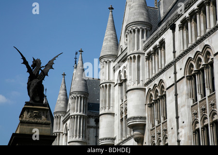 Città Drago e il Royal Courts of Justice (tribunale), The Strand, Londra, Regno Unito Foto Stock