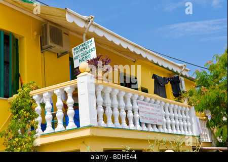 Camere in affitto nel pittoresco villaggio di Fiskardo sul Mediterraneo greca isola di Cefalonia in Grecia GR Foto Stock