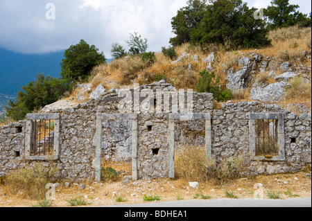 Esterno di abbandono di pietra costruito casa distrutta nel 1953 Terremoto sull'isola greca di Cefalonia Grecia GR Foto Stock