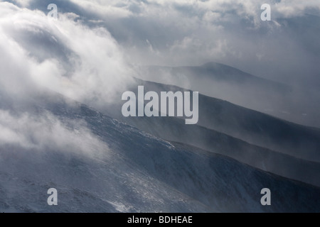Ripida e coperta di neve Piste di Mt. Washington nelle White Mountains del New Hampshire circondato da nuvole di vorticazione. Foto Stock