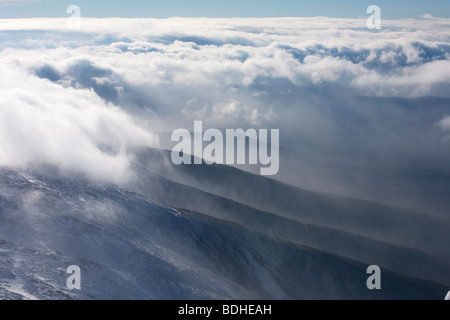 L'innevamento del Mt. Washington nelle White Mountains del New Hampshire, circondato da fitti, nuvole di vorticazione. Foto Stock