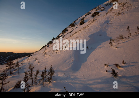 Primi raggi di sunrise al burrone Tuckerman su Mt. Washington nelle White Mountains del New Hampshire. Foto Stock