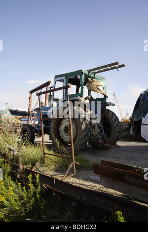 Trattore in cantiere con il blu del cielo Foto Stock