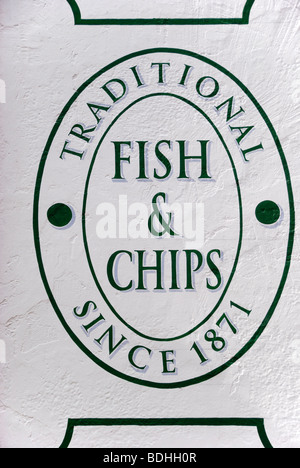 Segno sulla parete esterna della tradizionale pesce britannico e del chip shop, Londra, Inghilterra Foto Stock