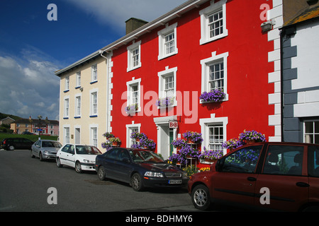 Un popolare e colorato Bed and Breakfast hotel si affaccia sul porto di Aberaeron, Ceredigion, West Wales, Regno Unito Foto Stock