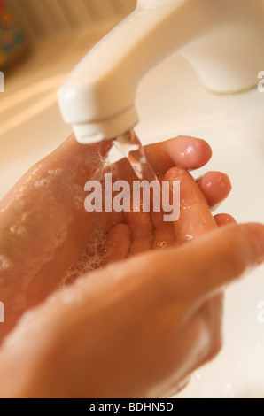 Lavare le mani in un bagno Foto Stock