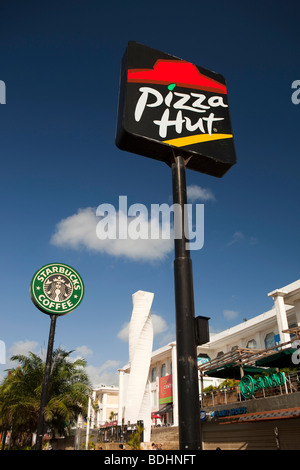 Indonesia Bali Kuta, Jalan Kartika Plaza, Pizza Hut e caffè Starbucks segni Foto Stock