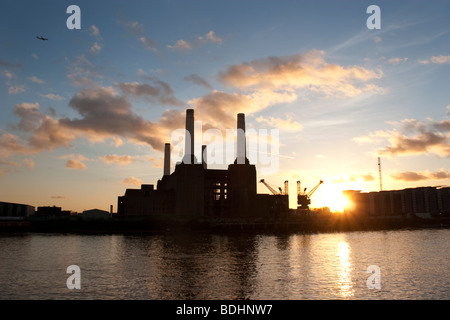 Iconico Art Deco Battersea Power Station accanto al Fiume Tamigi al tramonto. Quattro torri silhouette vista contro il cielo notturno Foto Stock