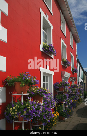 Un popolare e colorato Bed and Breakfast hotel si affaccia sul porto di Aberaeron, Ceredigion, West Wales, Regno Unito Foto Stock