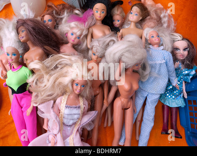 Molte vecchie bambole Barbie per la vendita in un mercato delle pulci a Mauer Park a Berlino Germania Foto Stock