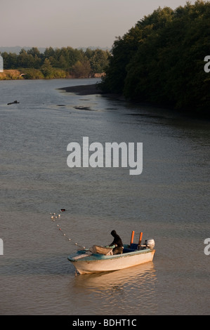 Un indiano Lummi gillnetter pesci per il salmone una mattina sul fiume Nooksack nella parte occidentale dello stato di Washington sulla terra di prenotazione. Foto Stock