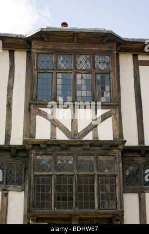 Facciata di un edificio Tudor con travi in legno e finestre con piombo Foto Stock