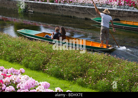 Un Punter con il suo Punt con due persone sul fiume Stour Canterbury Kent England Regno Unito Foto Stock