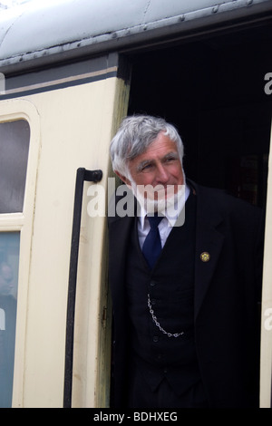 La guardia a bordo di un treno sulla South Devon Railway. Foto Stock