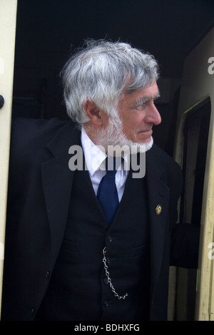 La guardia a bordo di un treno sulla South Devon Railway. Foto Stock