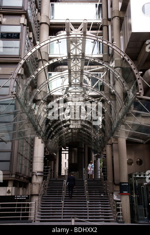 La lobby entrata su torri del Lloyds Building, Londra Foto Stock