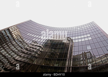 Riflessioni del Lloyds edificio in vetro rivestimento della Willis Tower Foto Stock