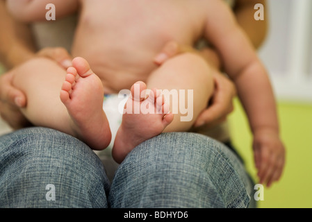 Baby sitting su madre di giro, ritagliato Foto Stock