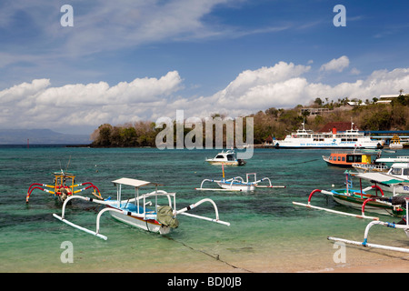 Indonesia, Bali, Padangbai, verniciato colorato outrigger barche da pesca ormeggiate sulla baia Foto Stock