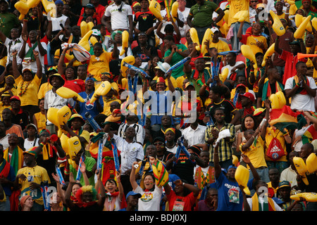 La folla. Il Ghana V La Nigeria nei quarti di finale della Coppa d'Africa Unite 2008. Ohene Djan Stadium. Accra. Il Ghana. Africa occidentale. Foto Stock