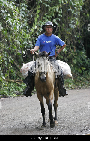 Lone horseman passeggiate a cavallo con forniture in Costa Rica Foto Stock