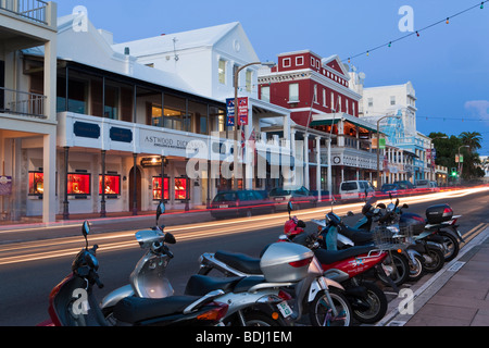 Bermuda, Hamilton, Front Street, edificio colorato lungo Hamilton della Main Street Foto Stock