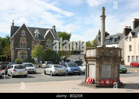 Il memoriale di guerra in Somerled Square nella città di Portree, Isola di Skye in Scozia Foto Stock