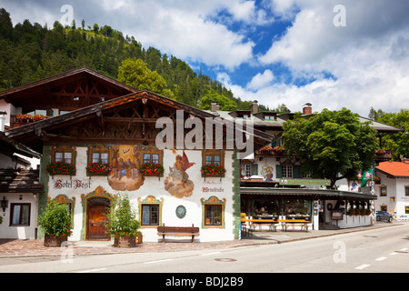 Decorate hotel / guesthouse a Wallgau, Alpi Bavaresi, in Baviera, Germania, Europa Foto Stock