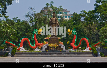 Statua di Imperatore Ly Thai, con colorati draghi. Indira Gandhi Park, Hanoi, Vietnam. Foto Stock