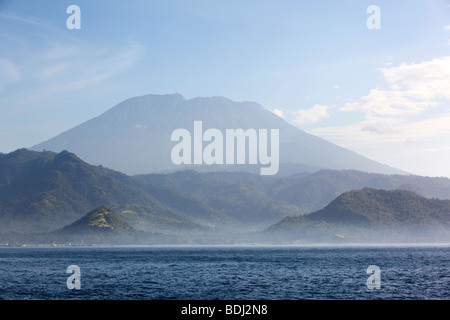 Indonesia, Bali, Padangbai, Gunung Agung vulcano dal mare all'alba Foto Stock