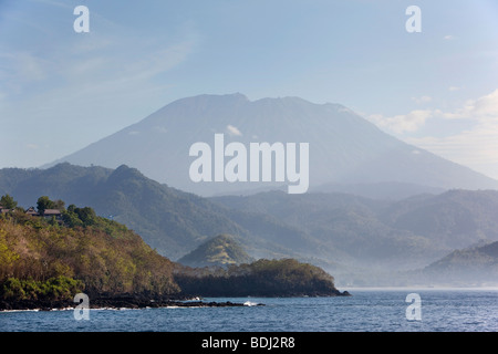 Indonesia, Bali, Padangbai, Gunung Agung vulcano dal mare all'alba Foto Stock