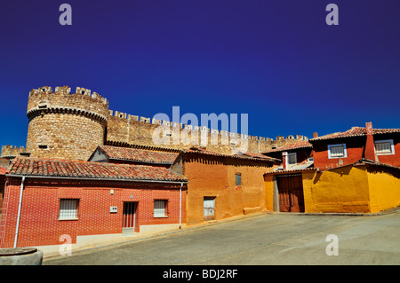 Spagna, Castilla-León: tipiche case di argilla e castello di Grajal de Campos Foto Stock